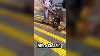 Sanierung eines Zebrastreifens in Pakistan | Gelbe thermoplastische Straßenmarkierungsfarbe